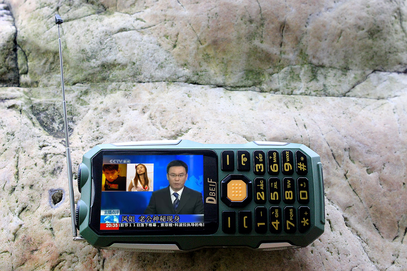 DBEIF-D2016-Dual-flashlight-FM-13800mAh-mp3mp4-power-bank-antenna-Analog-TV-Rugged-mobile-phone-cell-32705986138