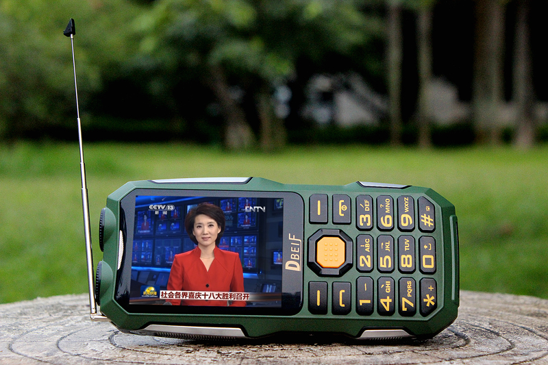 DBEIF-D2016-Dual-flashlight-FM-13800mAh-mp3mp4-power-bank-antenna-Analog-TV-Rugged-mobile-phone-cell-32705986138